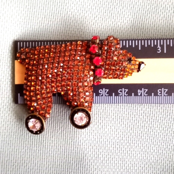 ADORABLE CRYSTAL BROWN BEAR ON WHEEL'S PIN - Picture 6 of 7